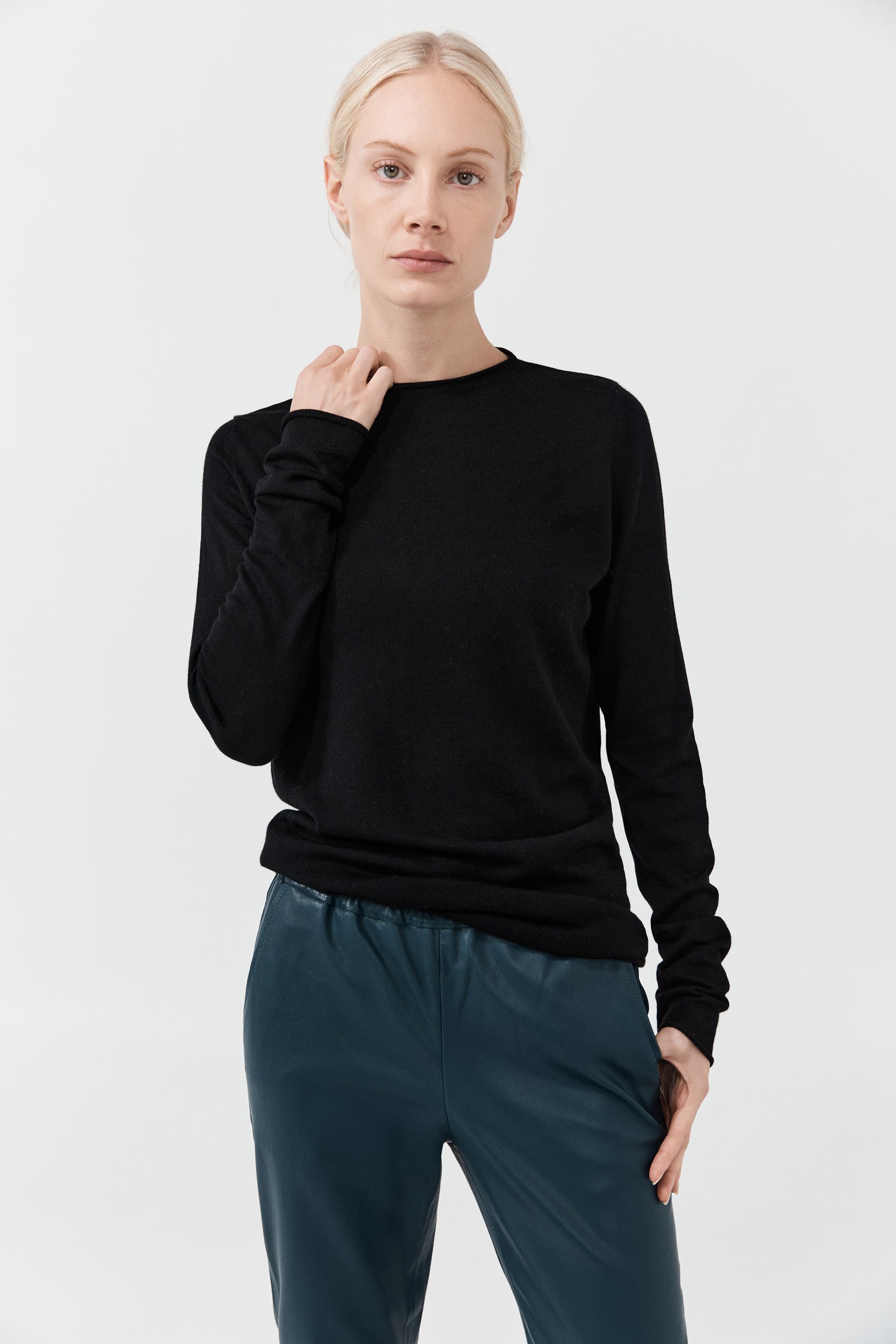 Cashmere Fitted Crew Neck - Black