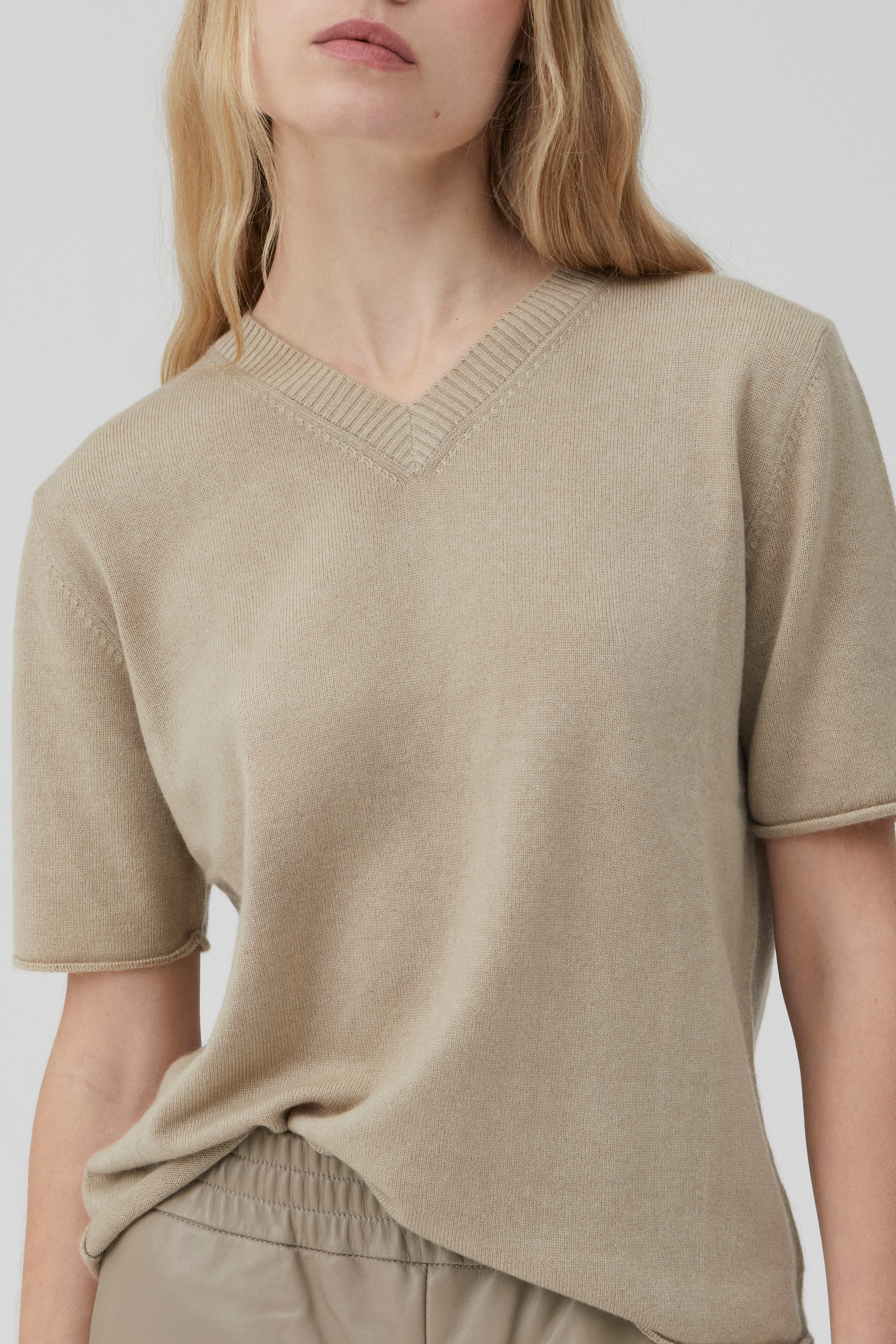 Cashmere Shrunken V-Neck T - Putty