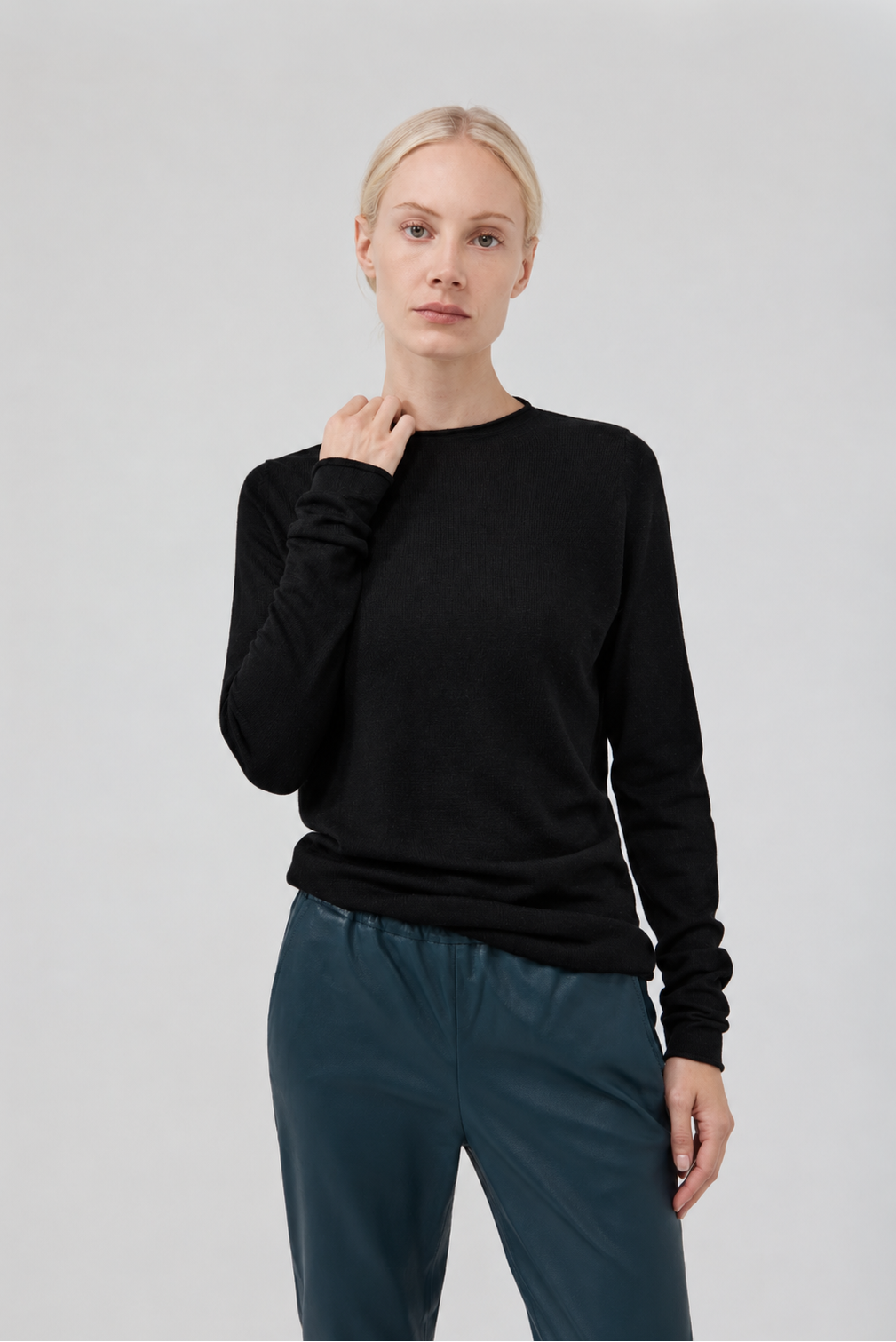 Cashmere Fitted Crew Neck - Black