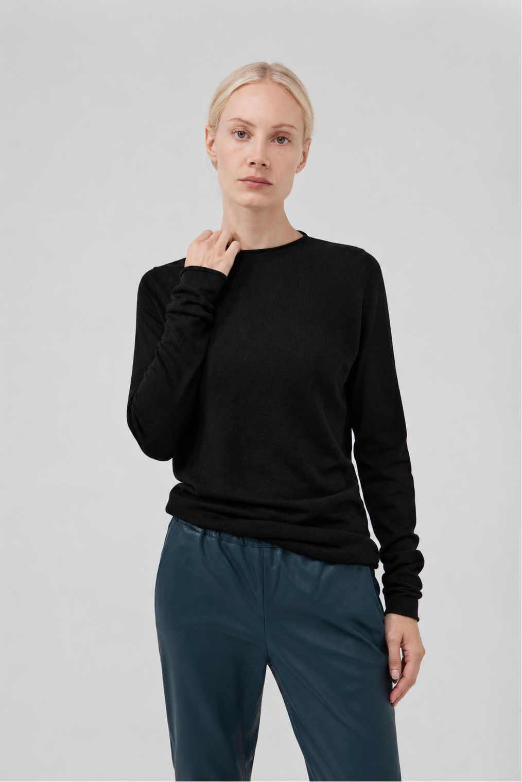 Cashmere Fitted Crew Neck - Black