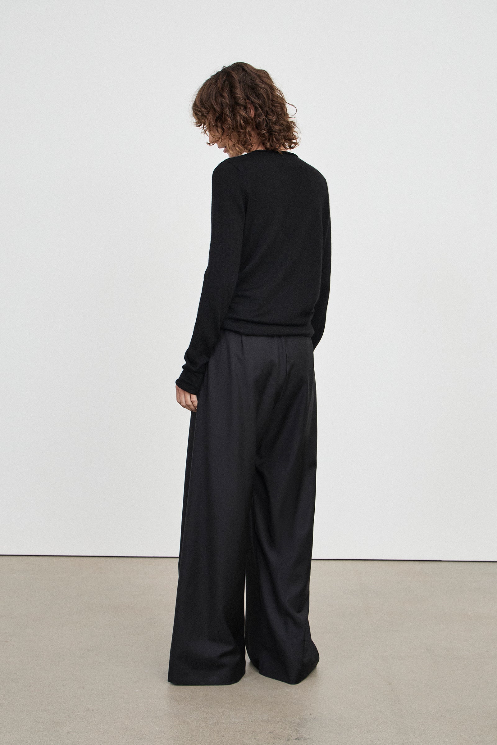 Cashmere Fitted Crew Neck - Black - Banded Together