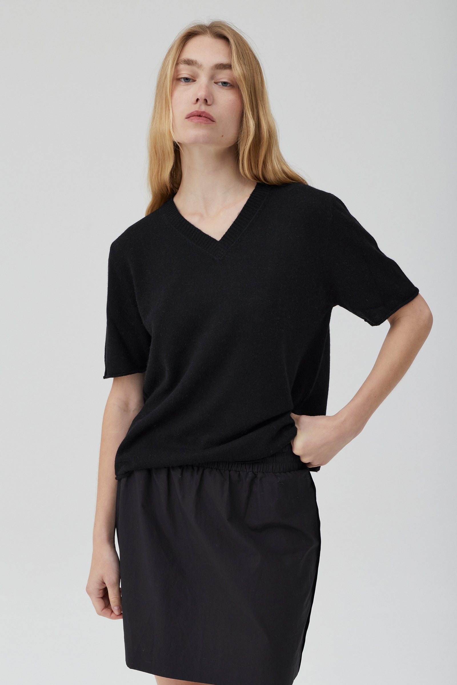 Cashmere Shrunken V-Neck T - Black